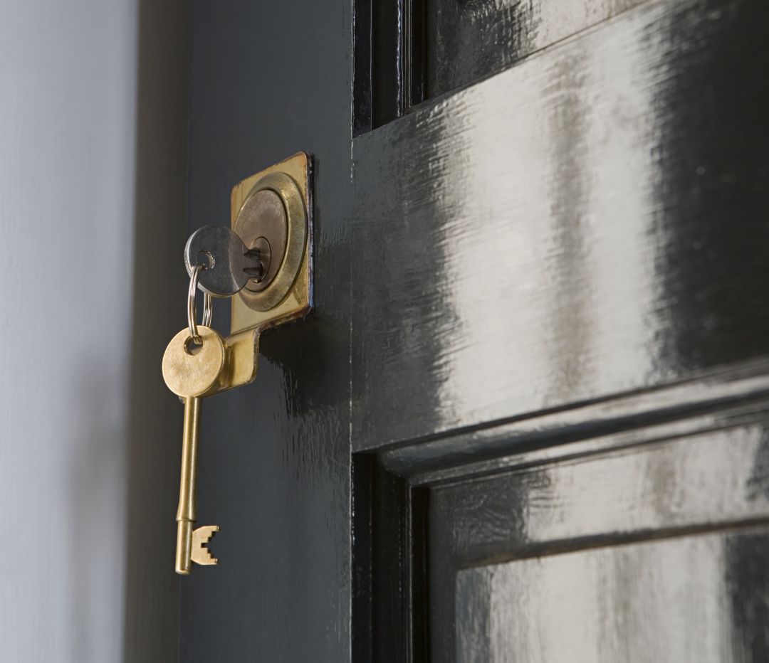 Llaves en una cerradura de una casa Llaves en una cerradura de una casa