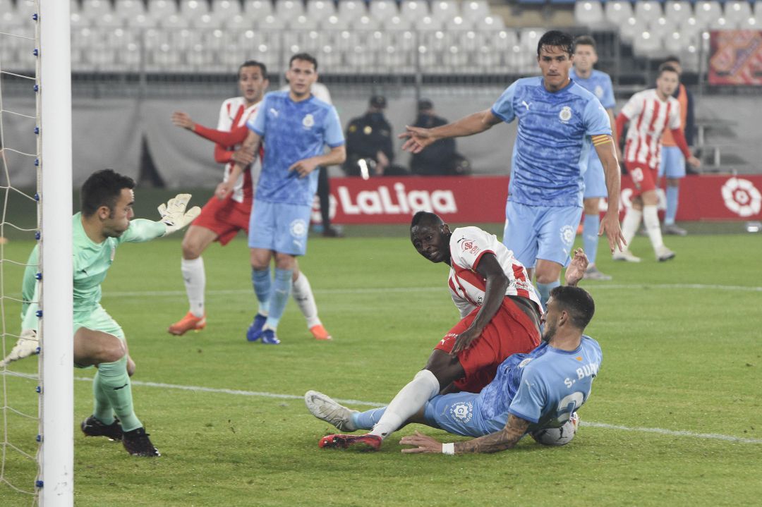 Umar Sadiq intentando rematar en el área del Girona. Umar Sadiq intentando rematar en el área del Girona.