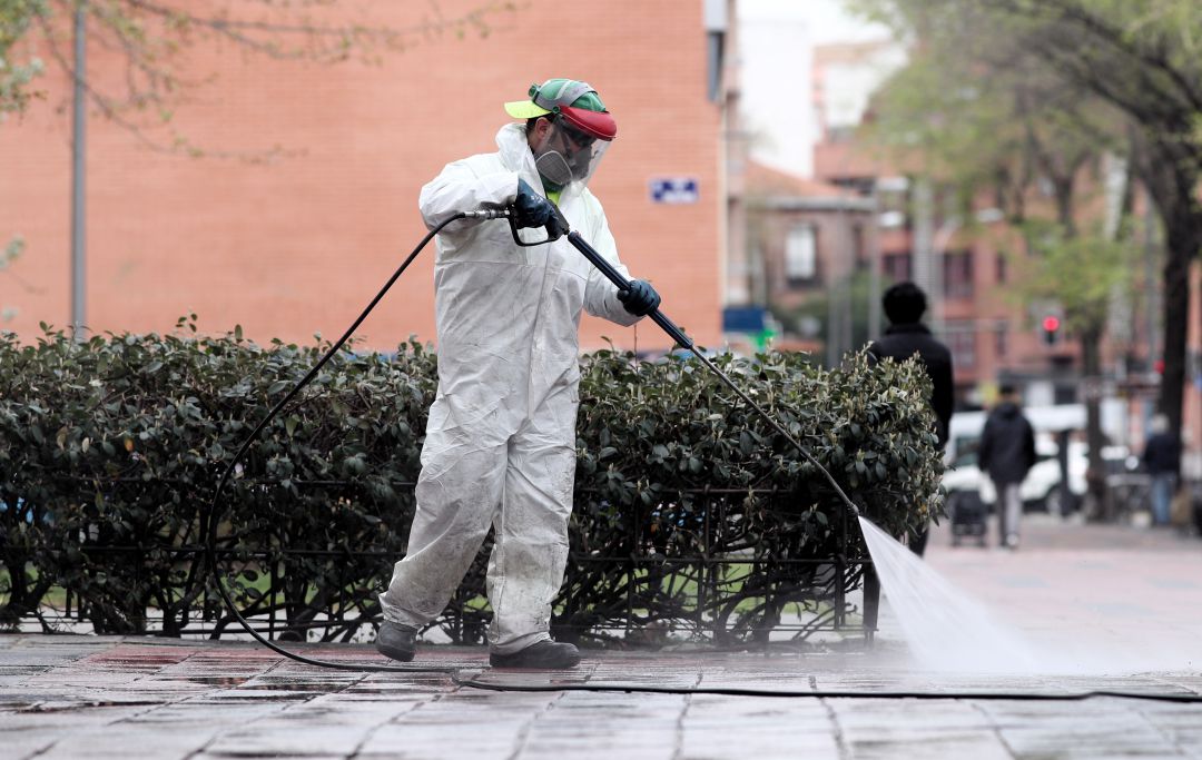 Un trabajador desinfecta una calle de Madrid durante la pandemia. Un trabajador desinfecta una calle de Madrid durante la pandemia.