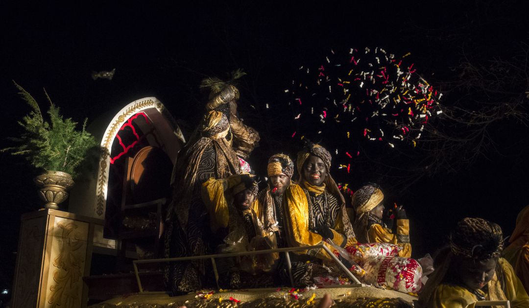 Els patges del rei Baltasar llencen caramels als nens i nenes a la cavalcada de Reis a Terrassa Els patges del rei Baltasar llencen caramels als nens i nenes a la cavalcada de Reis a Terrassa