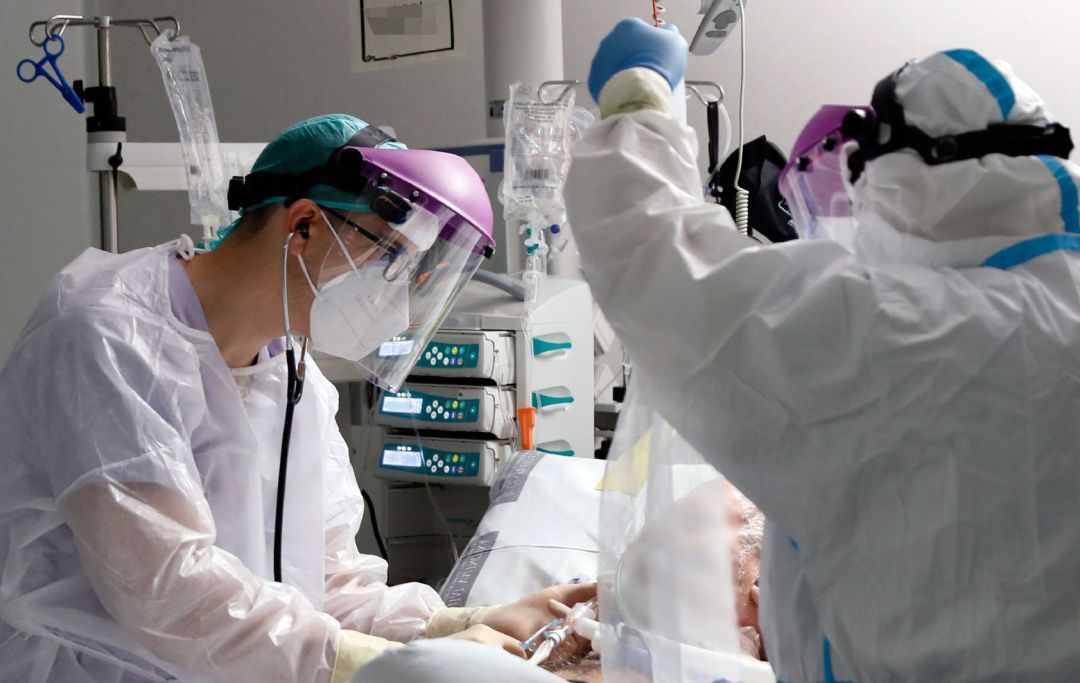 Personal sanitario atienden a un paciente en la Unidad de Cuidados Intensivos del Hospital La Fé de Valencia. Personal sanitario atienden a un paciente en la Unidad de Cuidados Intensivos del Hospital La Fé de Valencia.