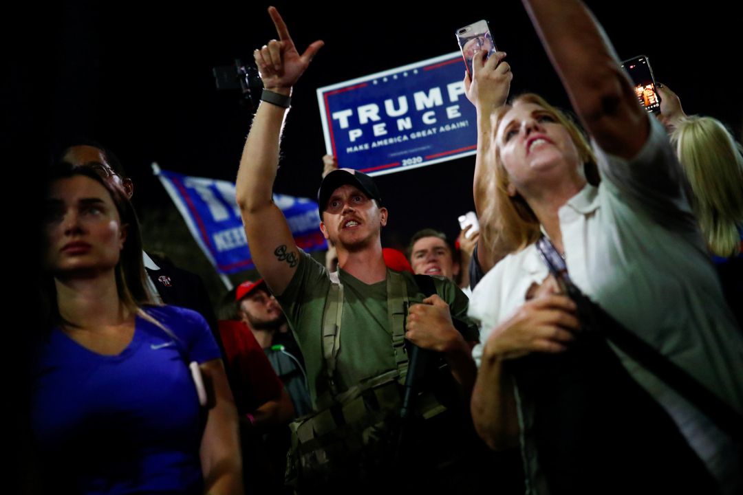 Simpatizantes de Trump protestan en uno de los centros electorales de Phoenix, Arizona Simpatizantes de Trump protestan en uno de los centros electorales de Phoenix, Arizona