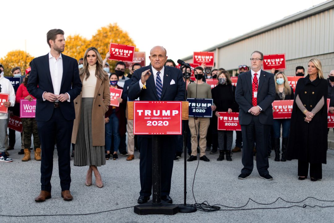 El exalcalde de Nueva York, Rudy Giuliani, y el hijo de Donald Trump, Eric Trump, en una comparecencia celebrada este miércoles en Philadelphia en la que anunciaron recursos legales al resultado de las elecciones. El exalcalde de Nueva York, Rudy Giuliani, y el hijo de Donald Trump, Eric Trump, en una comparecencia celebrada este miércoles en Philadelphia en la que anunciaron recursos legales al resultado de las elecciones.