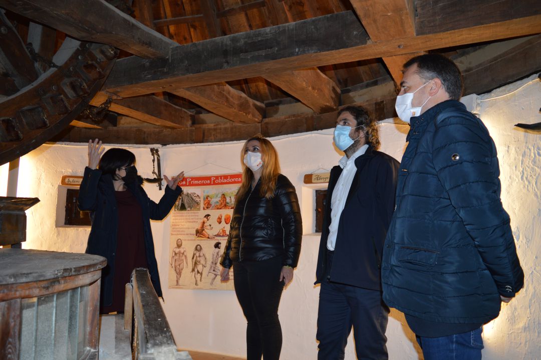 María Ángeles Martínez visitando junto al alcalde un molino de Mota María Ángeles Martínez visitando junto al alcalde un molino de Mota