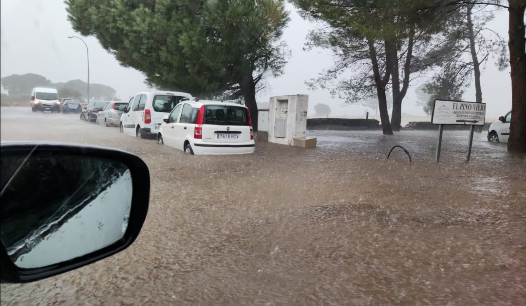 Las inundaciones se han registrado en prácticamente todos los puntos de la ciudad. Las inundaciones se han registrado en prácticamente todos los puntos de la ciudad.