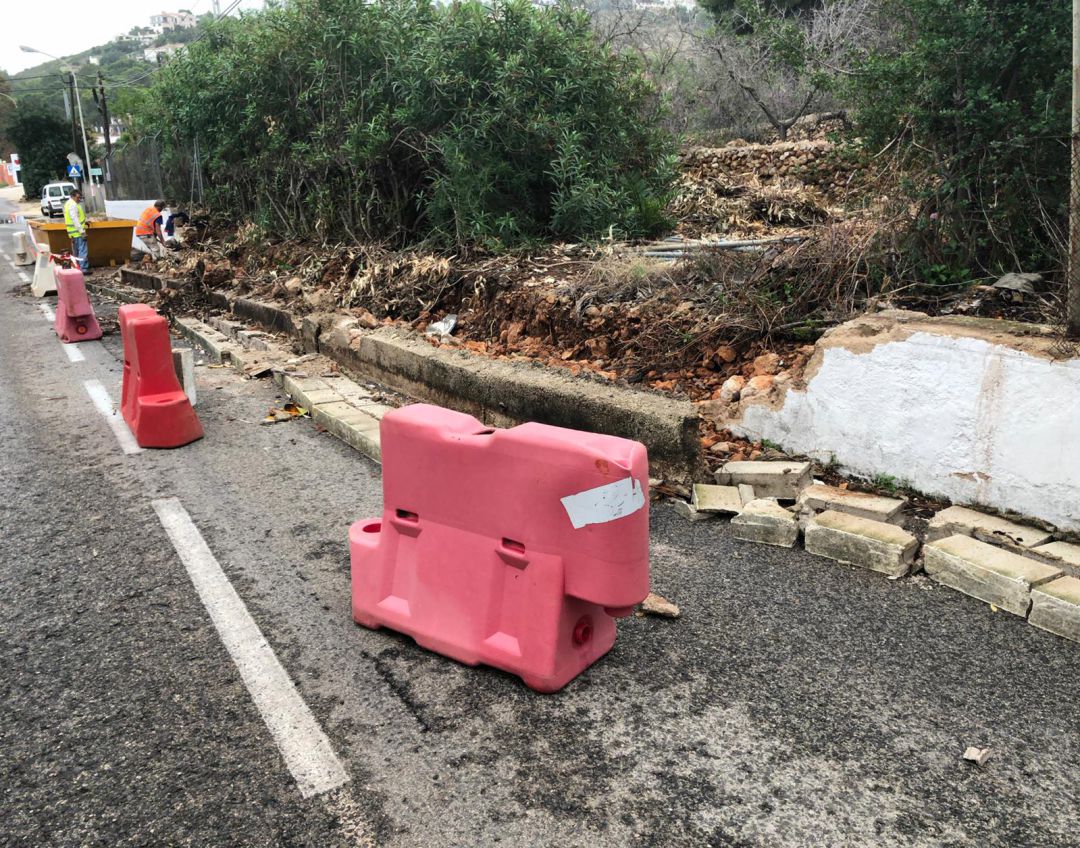 Derrumbe de muro en la carretera de Les Rotes, en Dénia. Derrumbe de muro en la carretera de Les Rotes, en Dénia.
