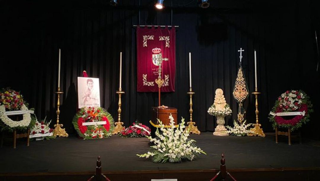 Capilla ardiente de José Manuel Rodríguez 'El Mani' en el Centro Cultural El Tronío de Gines Capilla ardiente de José Manuel Rodríguez 'El Mani' en el Centro Cultural El Tronío de Gines