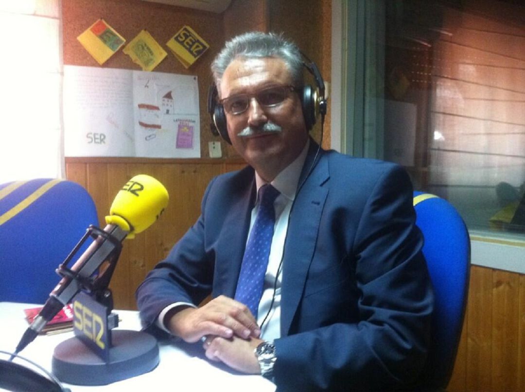 Raúl López en los estudios de SER Henares. Raúl López en los estudios de SER Henares.