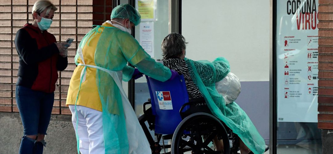Un profesional ayuda a una paciente a acceder a las urgencias del Hospital Severo Ochoa de Leganés Un profesional ayuda a una paciente a acceder a las urgencias del Hospital Severo Ochoa de Leganés