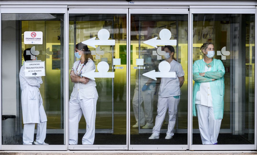 Enfermeras a las puertas de un hospital. Enfermeras a las puertas de un hospital.