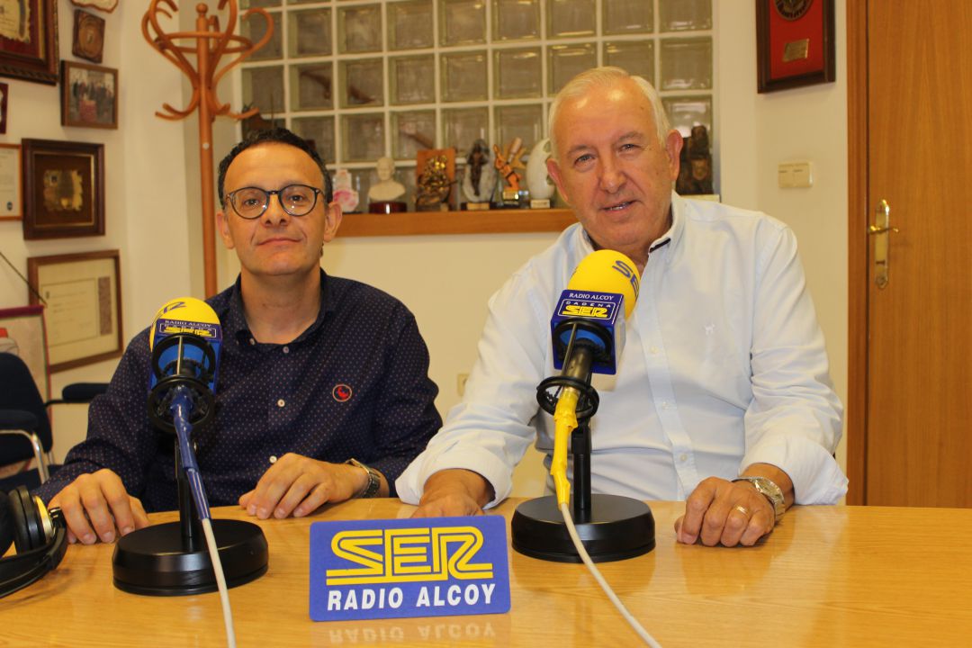 Romualdo Coderch, de blanco, en Radio Alcoy tras su designación como coordinador local de Ciudadanos en 2019 Romualdo Coderch, de blanco, en Radio Alcoy tras su designación como coordinador local de Ciudadanos en 2019