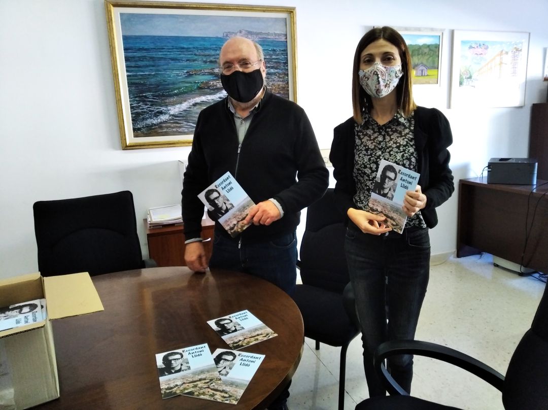 Entrega de los folletos al IES Antoni Llidó. Entrega de los folletos al IES Antoni Llidó.
