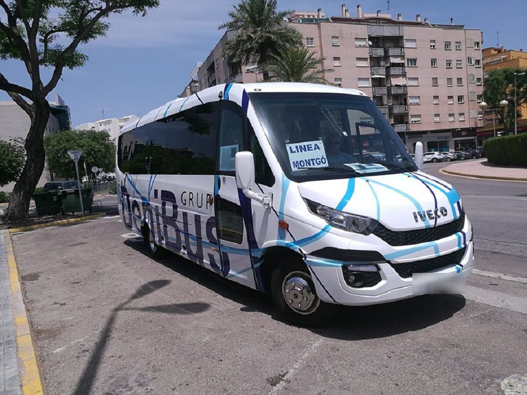 Autobús del Montgó, durante verano. Autobús del Montgó, durante verano.