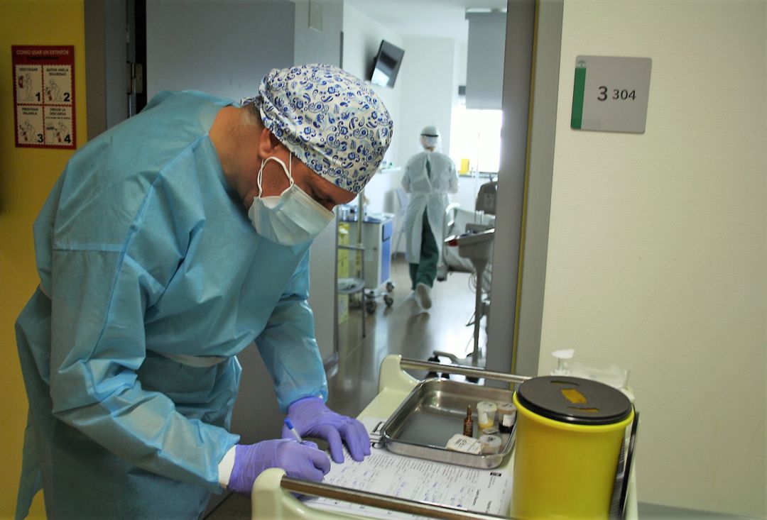 Sanitario del hospital Clínico de Granada trabajando en el 'área covid' Sanitario del hospital Clínico de Granada trabajando en el 'área covid'