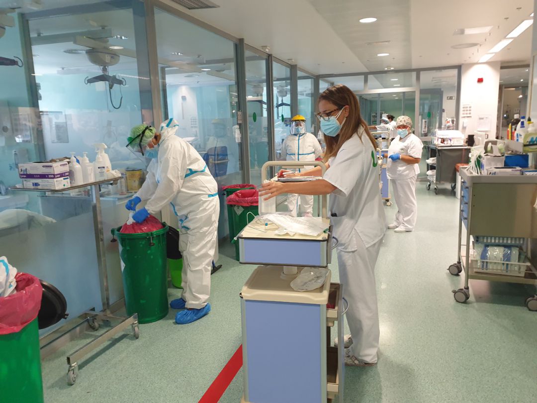 Trabajadores sanitarios en 'área covid' en el hospital Clínico San Cecilio Trabajadores sanitarios en 'área covid' en el hospital Clínico San Cecilio
