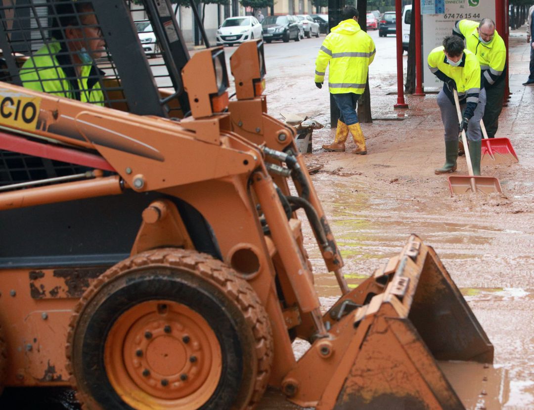 Personal de limpieza del Ayurtamiento de Alzira (Valencia) trabando hoy en el centro de la población tras la tromba de agua que cayó ayer y que dejó un registro de 250 litros por metro cuadrado inundando bajos y cortando carreteras Personal de limpieza del Ayurtamiento de Alzira (Valencia) trabando hoy en el centro de la población tras la tromba de agua que cayó ayer y que dejó un registro de 250 litros por metro cuadrado inundando bajos y cortando carreteras
