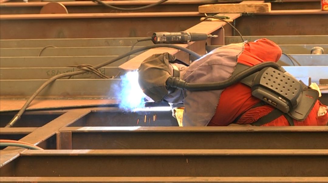 Un trabajador del naval en un astillero Un trabajador del naval en un astillero