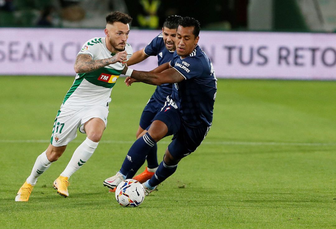 Renato Tapia intenta frenar a Josan Renato Tapia intenta frenar a Josan