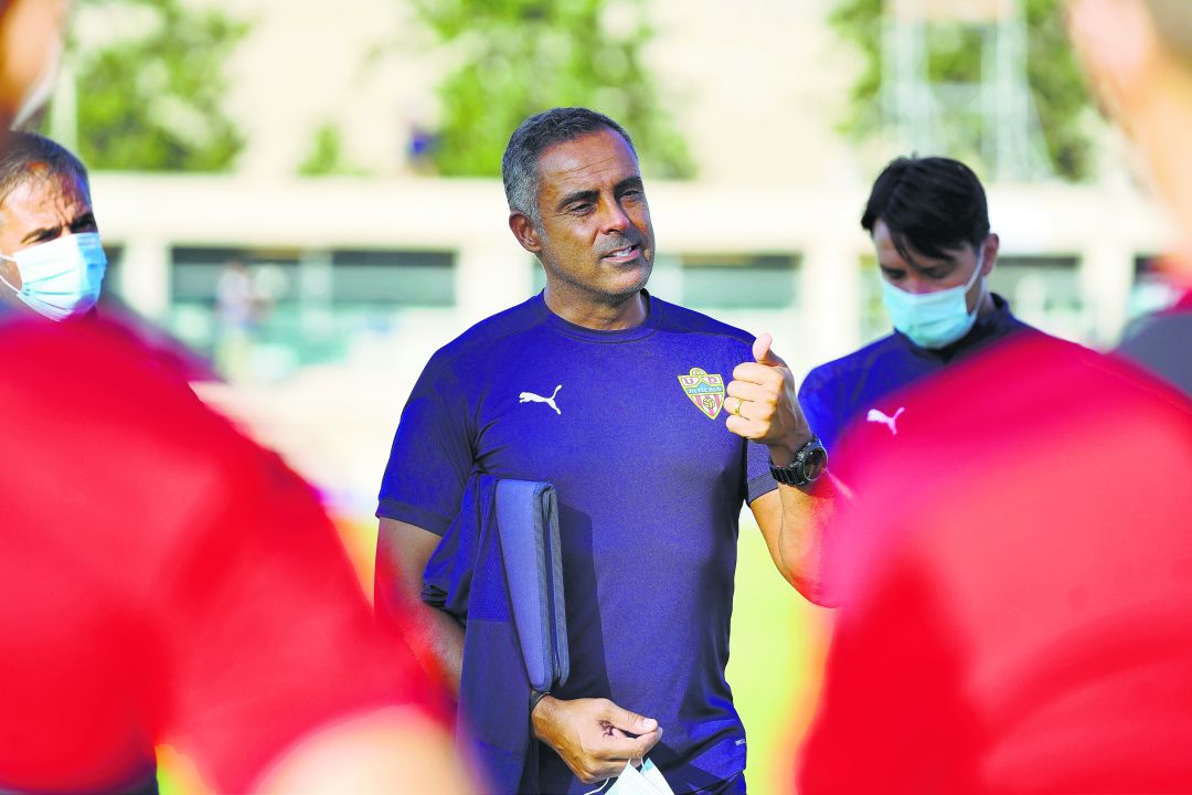 José Gomes dando una charla a los jugadores. José Gomes dando una charla a los jugadores.