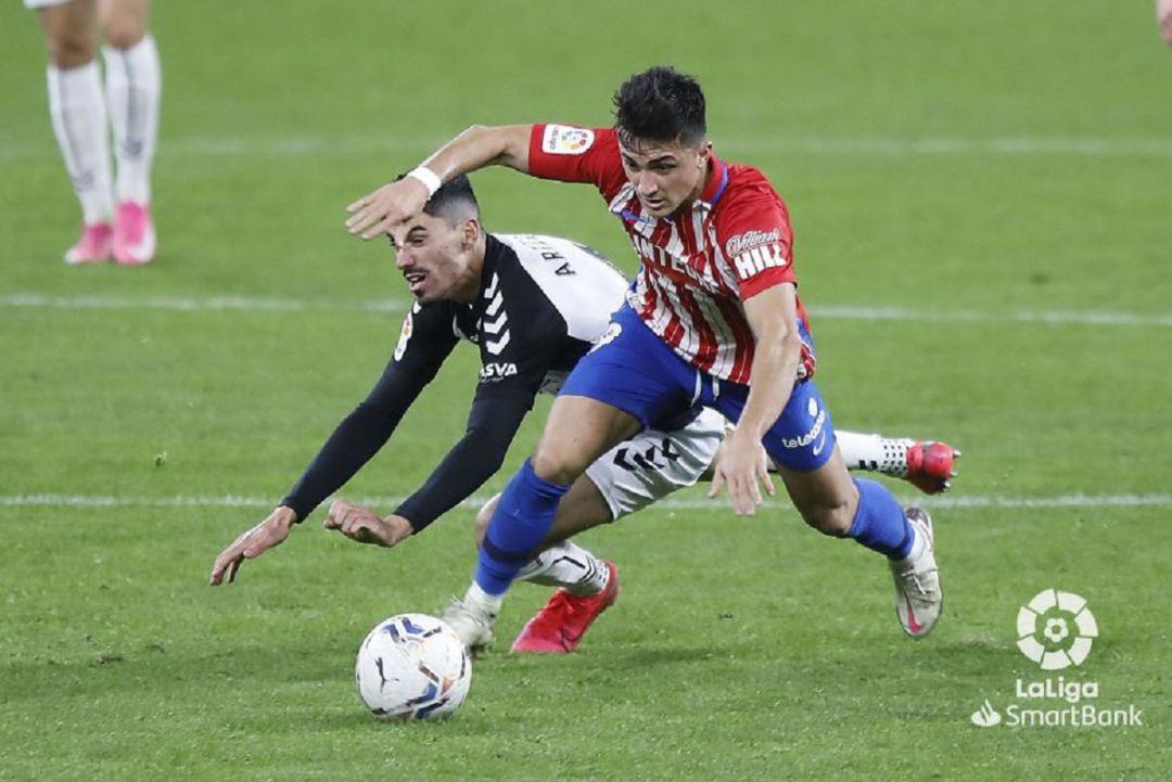 Manu García se zafa de un rival durante el último partido contra el Castellón. Manu García se zafa de un rival durante el último partido contra el Castellón.