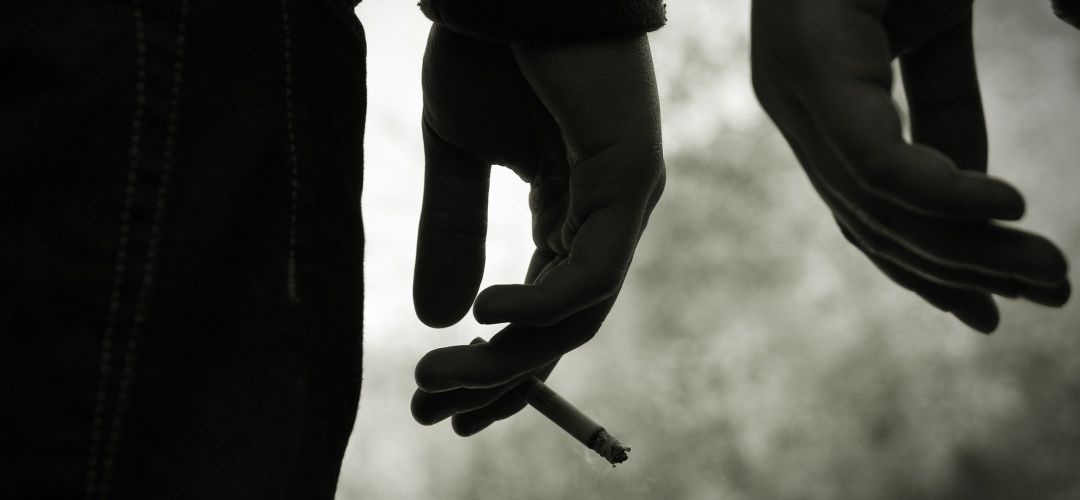 Joven fumando Joven fumando