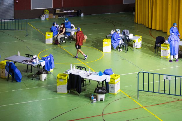 Un grupo de enfermeras realiza pruebas PCR en el Centro Deportivo de Alpedrete (Madrid), el pasado lunes. Un grupo de enfermeras realiza pruebas PCR en el Centro Deportivo de Alpedrete (Madrid), el pasado lunes.