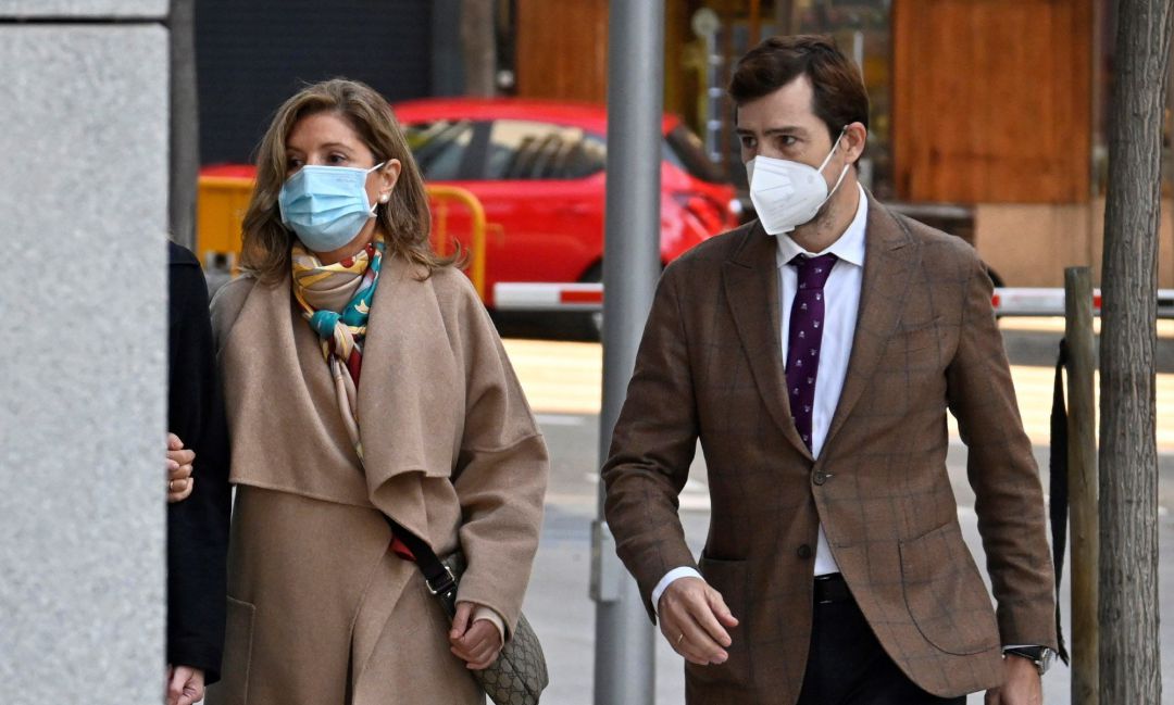 La mujer del extesorero del PP Luis Bárcenas, Rosalía Iglesias Villar (i) a su llegada a la Audiencia Nacional este viernes para recoger la resolución que le da un plazo de diez días para entrar en prisión y cumplir la condena de 12 años y 11 meses que le impuso este tribunal por la primera época de la trama Gürtel. La mujer del extesorero del PP Luis Bárcenas, Rosalía Iglesias Villar (i) a su llegada a la Audiencia Nacional este viernes para recoger la resolución que le da un plazo de diez días para entrar en prisión y cumplir la condena de 12 años y 11 meses que le impuso este tribunal por la primera época de la trama Gürtel.