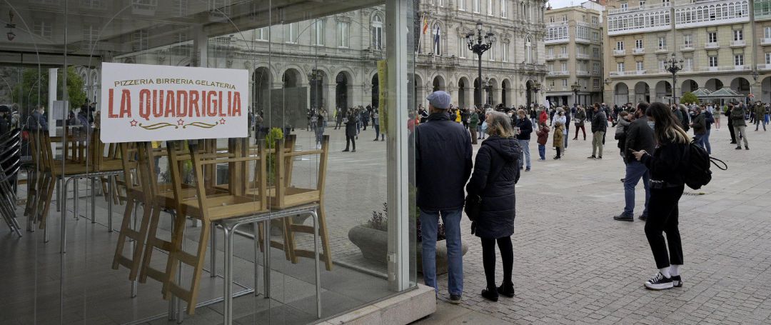 Grupos de personas se concentran en fila de a cuatro en la plaza de María Pita contra las restricciones impuestas al sector hostelero, en A Coruña Grupos de personas se concentran en fila de a cuatro en la plaza de María Pita contra las restricciones impuestas al sector hostelero, en A Coruña