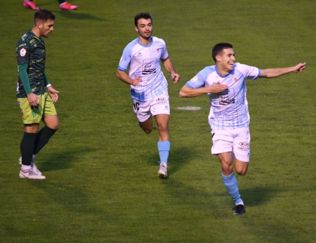 Miki Villar corre a celebrar uno de sus dos goles marcados al Guijuelo Miki Villar corre a celebrar uno de sus dos goles marcados al Guijuelo