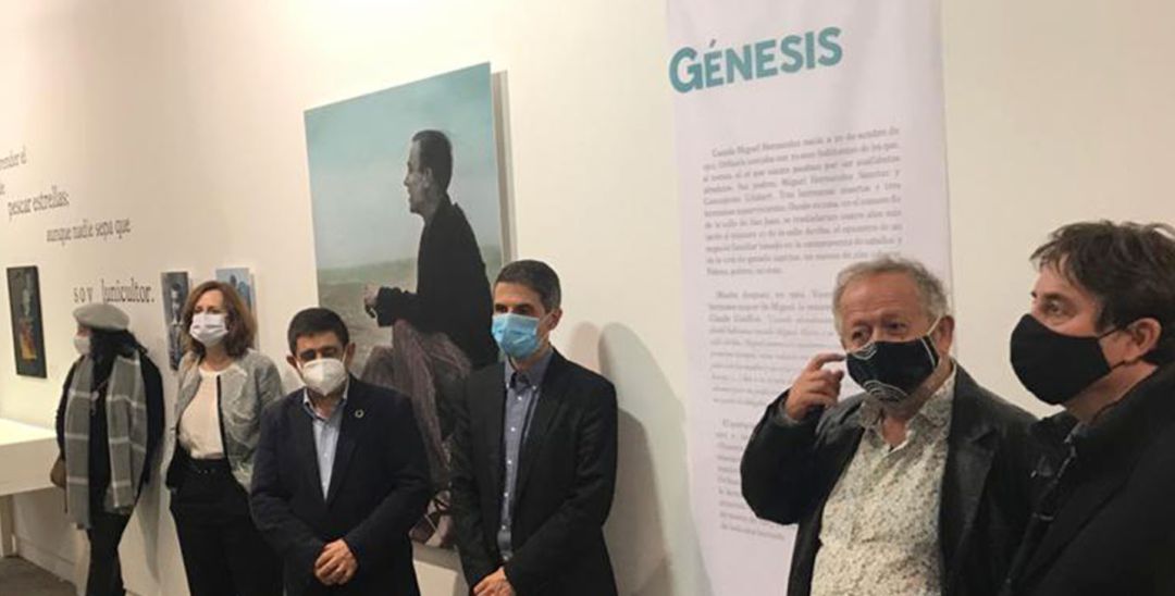 El presidente de la Diputación, Francisco Reyes, con Luis García Montero, director del Instituto Cervantes, entre otras personalidades, en la inauguración de la exposición sobre Miguel Hernández en Alcalá de Henares. El presidente de la Diputación, Francisco Reyes, con Luis García Montero, director del Instituto Cervantes, entre otras personalidades, en la inauguración de la exposición sobre Miguel Hernández en Alcalá de Henares.