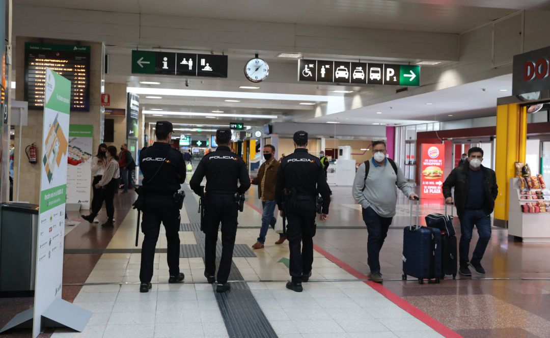 Agentes de la Policía Nacional caminan por las instalaciones de la estación de tren Chamartín para realizar un control de movilidad Agentes de la Policía Nacional caminan por las instalaciones de la estación de tren Chamartín para realizar un control de movilidad