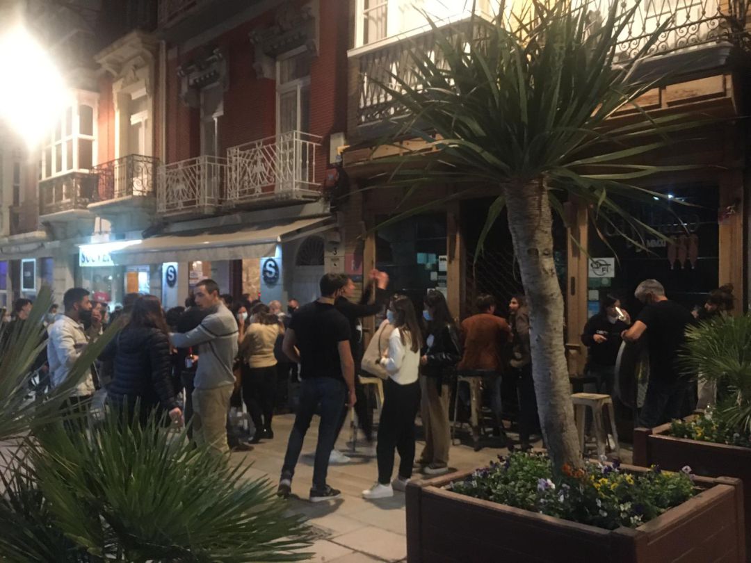 Terrazas en Cartagena este viernes, en las horas previas al cierre forzoso de la hostelería decretado por el Gobierno Regional Terrazas en Cartagena este viernes, en las horas previas al cierre forzoso de la hostelería decretado por el Gobierno Regional