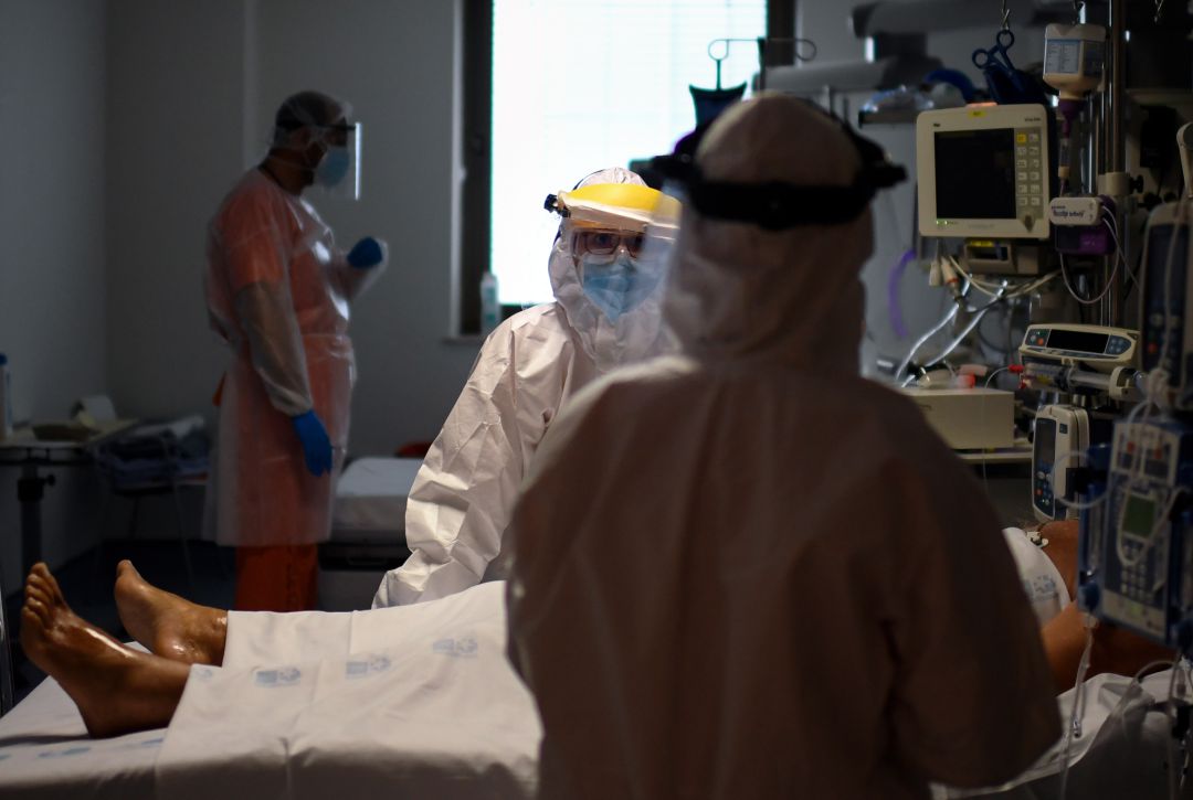 Un paciente de COVID-19 atendido por personal sanitario. Un paciente de COVID-19 atendido por personal sanitario.