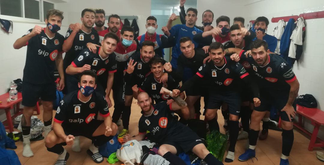 Jugadores del Torredonjimeno celebran la victoria en Torreperogil. Jugadores del Torredonjimeno celebran la victoria en Torreperogil.