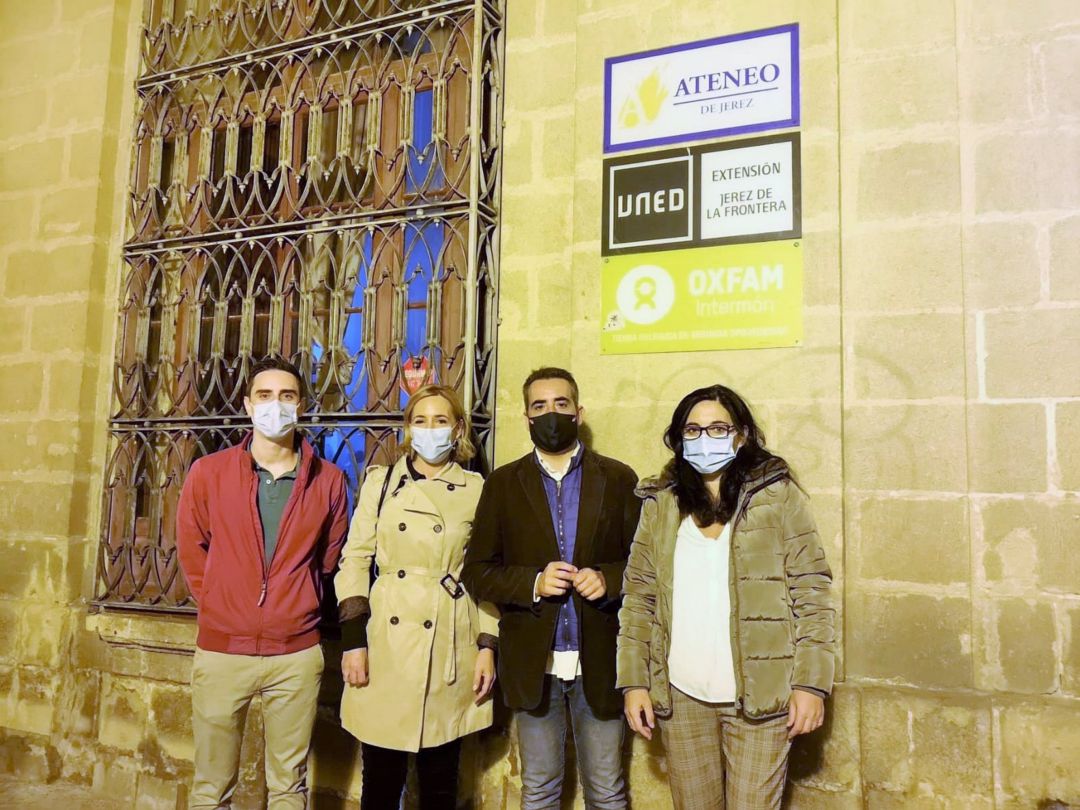 Los dirigentes populares, a las puertas de la sede de la UNED en Jerez Los dirigentes populares, a las puertas de la sede de la UNED en Jerez