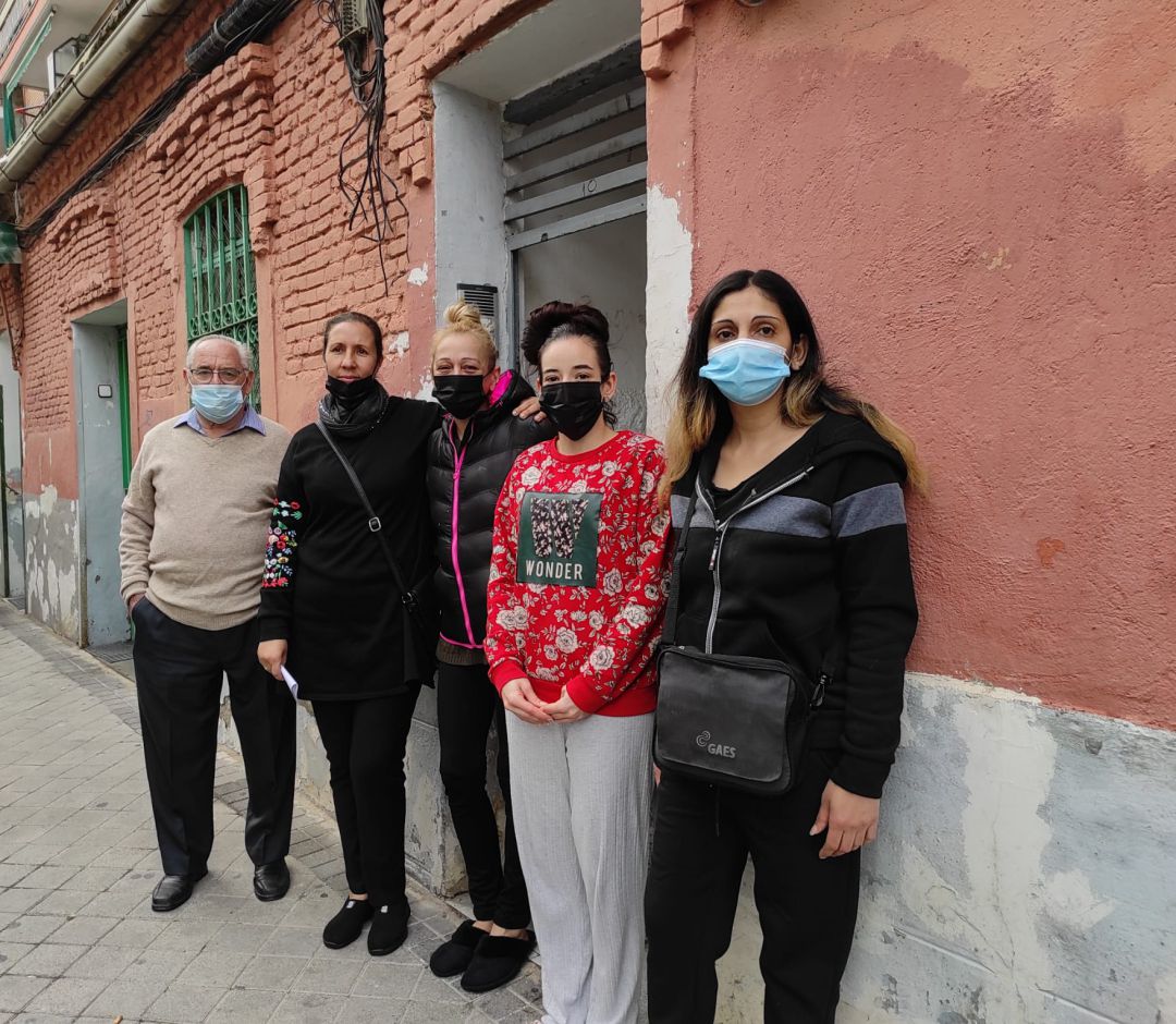 Vecinos y residentes de Peironcely 10, en el Distrito de Vallecas Vecinos y residentes de Peironcely 10, en el Distrito de Vallecas