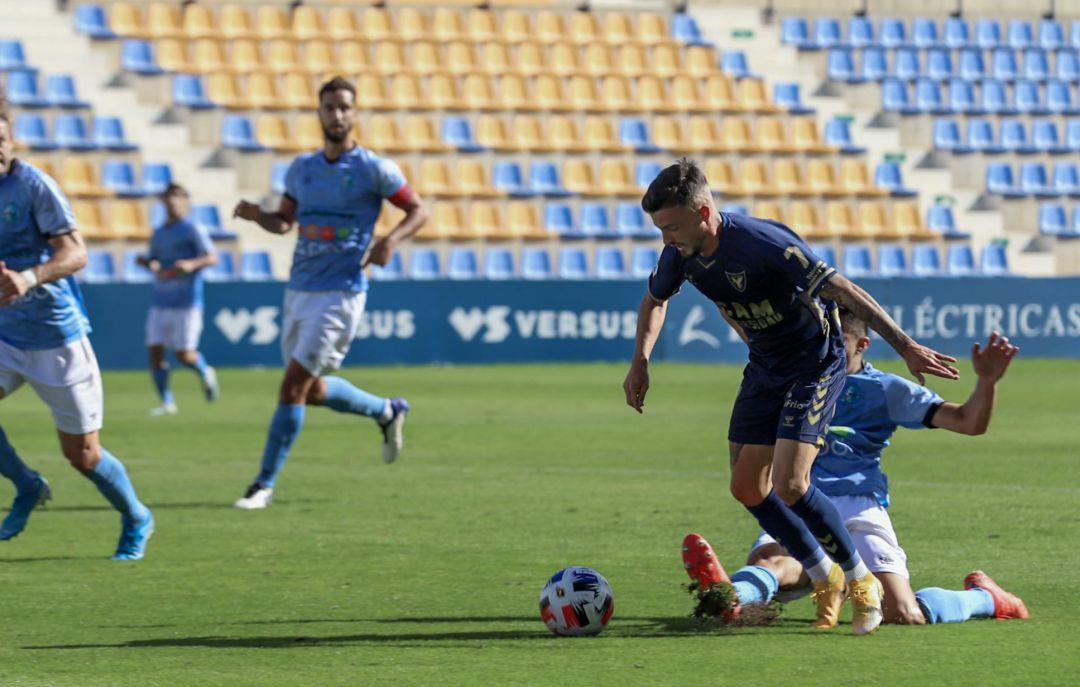 Javi Moreno zafándose de la defensa de El Ejido Javi Moreno zafándose de la defensa de El Ejido