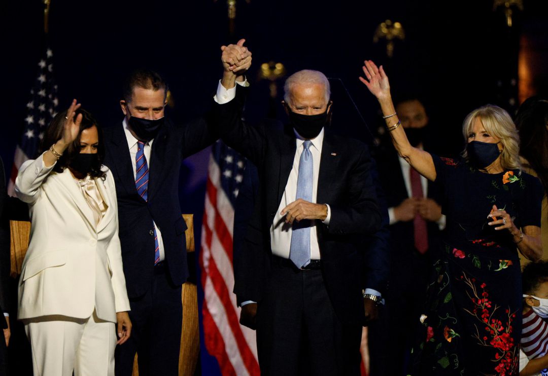 El presidente electo de los Estados Unidos, Joe Biden, junto a la vicepresidenta electa Kamala Harris y a sus parejas. El presidente electo de los Estados Unidos, Joe Biden, junto a la vicepresidenta electa Kamala Harris y a sus parejas.