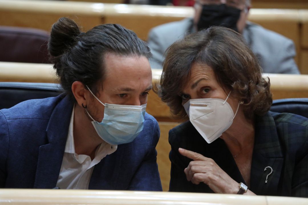 La vicepresidenta primera del Gobierno, Carmen Calvo, y el vicepresidente de Derechos Sociales y Agenda 2030, Pablo Iglesias, conversan durante una sesión de control al Gobierno en el Senado La vicepresidenta primera del Gobierno, Carmen Calvo, y el vicepresidente de Derechos Sociales y Agenda 2030, Pablo Iglesias, conversan durante una sesión de control al Gobierno en el Senado