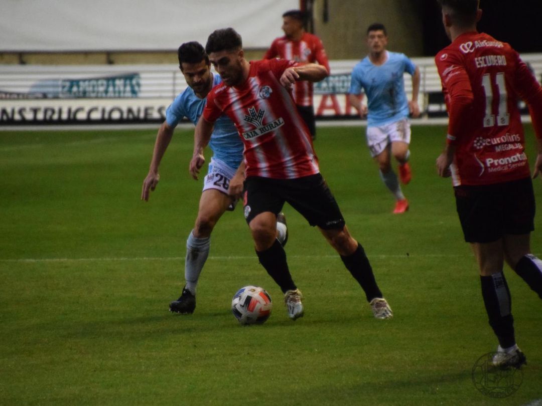 Juanan en un lance del partido ante el Pontevedra CF Juanan en un lance del partido ante el Pontevedra CF
