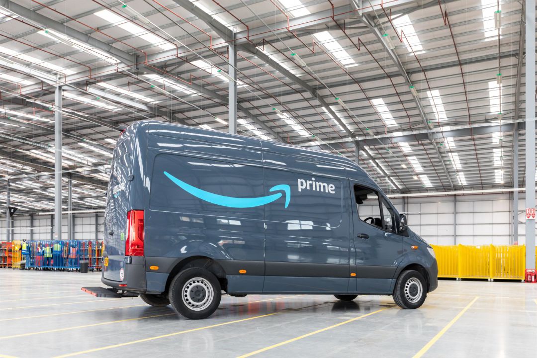 Coche de reparto de Amazon. Coche de reparto de Amazon.