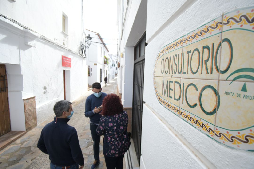 Los alcaldes ya han recibido solicitudes de varios profesionales sanitarios interesados en desplazarse hasta estos pequeños consultorios médicos. Los alcaldes ya han recibido solicitudes de varios profesionales sanitarios interesados en desplazarse hasta estos pequeños consultorios médicos.