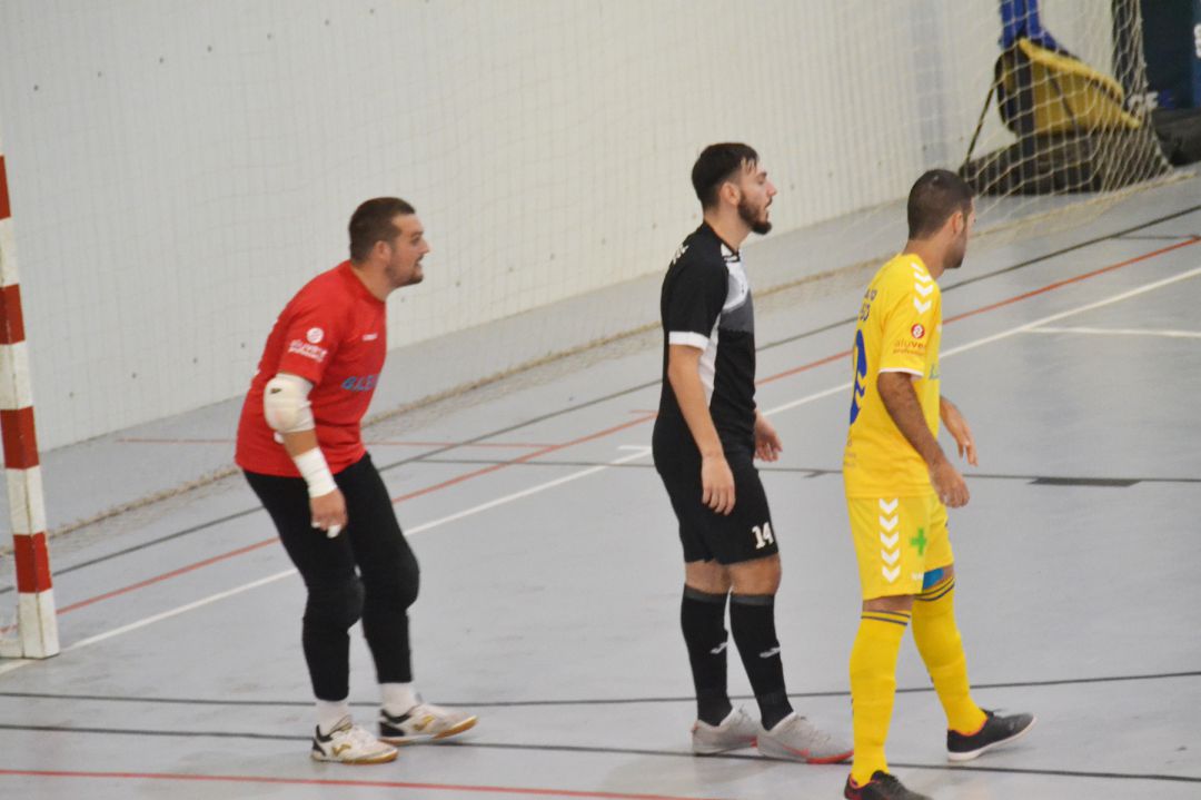 Roque y Juanjo marcando a un jugador catalán. Roque y Juanjo marcando a un jugador catalán.