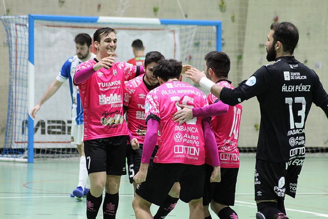 Los jugadores del Noia celebran uno de los tantos marcados en Benavente Los jugadores del Noia celebran uno de los tantos marcados en Benavente