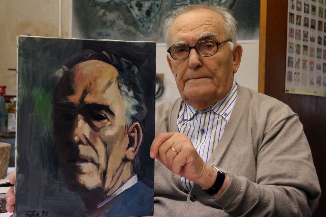 L'artista Domènec Fita amb un autoretrat seu de 1997 al seu taller de Girona L'artista Domènec Fita amb un autoretrat seu de 1997 al seu taller de Girona