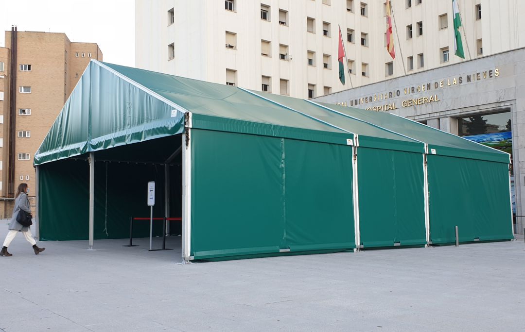 Carpa de entrada al hospital Virgen de las Nieves de Granada preparada para proteger a quienes van a entrar al centro sanitario y tienen que aguardar, en casos, cola mientras los vigilantes de seguridad comprueban sus credenciales, citas, etc. Carpa de entrada al hospital Virgen de las Nieves de Granada preparada para proteger a quienes van a entrar al centro sanitario y tienen que aguardar, en casos, cola mientras los vigilantes de seguridad comprueban sus credenciales, citas, etc.
