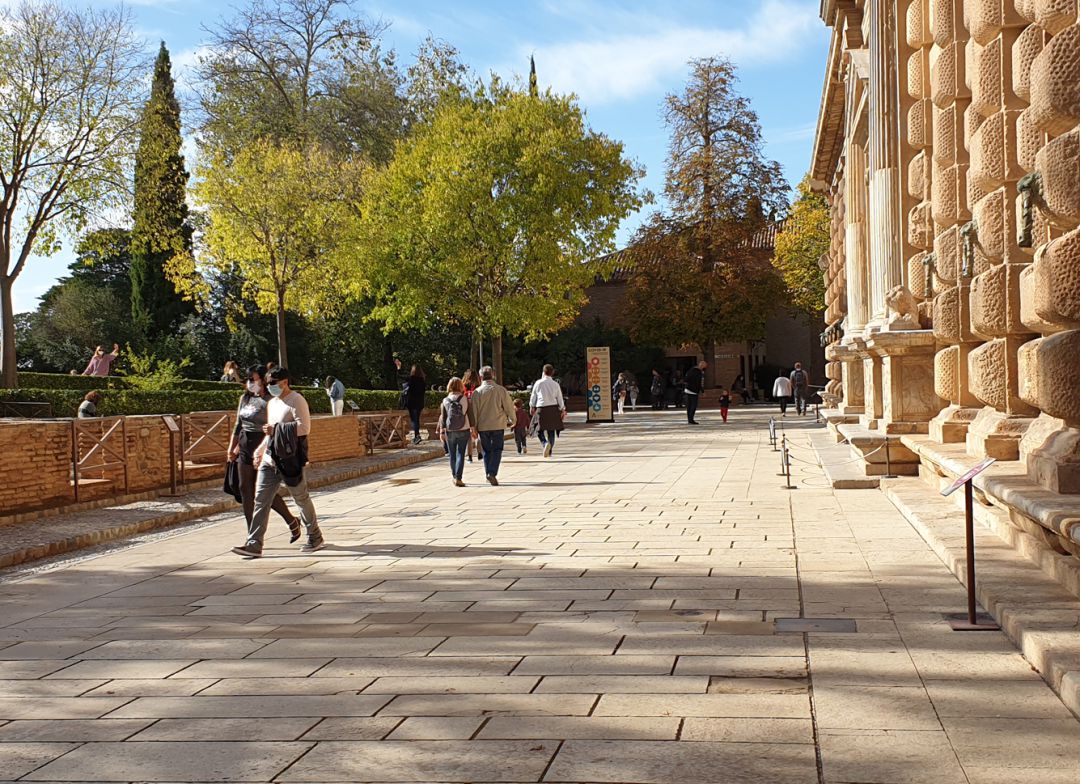 Visitantes en la Alhambra solo procedentes de la ciudad de Granada. Imagen de este domingo, 8 de noviembre de 2020 Visitantes en la Alhambra solo procedentes de la ciudad de Granada. Imagen de este domingo, 8 de noviembre de 2020