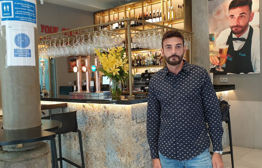 Fede Acosta, propietario del Bar de Fede (en pleno centro de Granada), en su establecimiento horas antes de cerrarlo por las nuevas medidas 'anti-covid' Fede Acosta, propietario del Bar de Fede (en pleno centro de Granada), en su establecimiento horas antes de cerrarlo por las nuevas medidas 'anti-covid'
