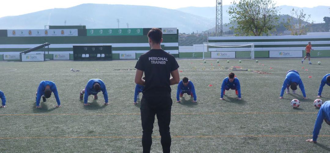Los jugadores del Real Jaén entrenando en el Sebastián Barajas. Los jugadores del Real Jaén entrenando en el Sebastián Barajas.