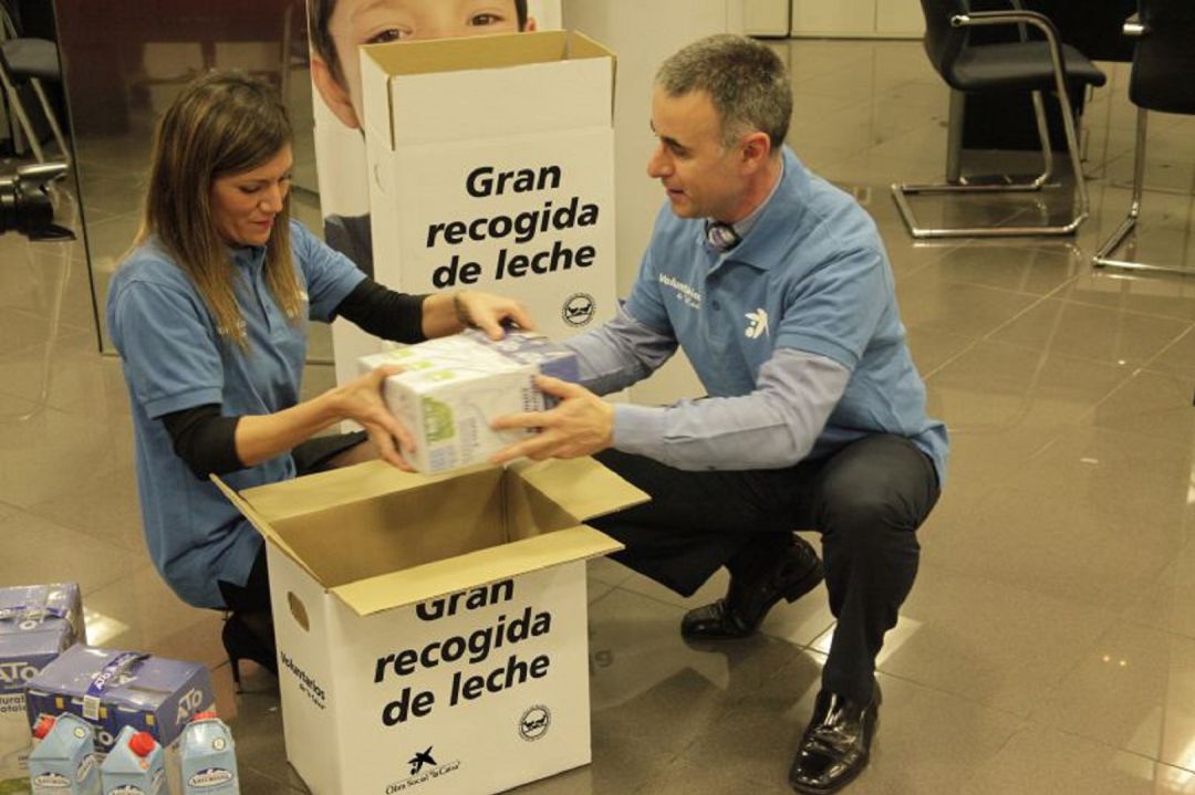 El Banco de Alimentos de Lugo durante una campaña de recogida de leche El Banco de Alimentos de Lugo durante una campaña de recogida de leche